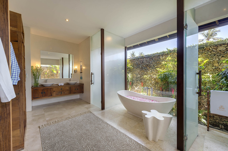 Lataliana Villas Romantic Bathtub Set Up, Seminyak | 6 Bedroom Villas Bali