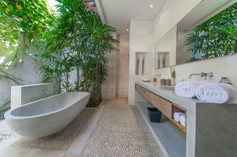 Nyaman Villas Bathroom with Bathtub, Seminyak | 6 Bedroom Villas Bali