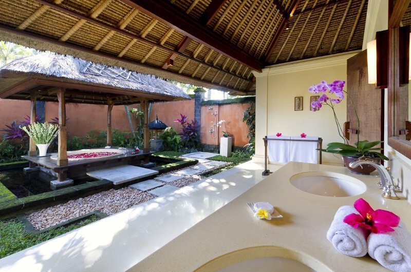 Impiana Cemagi En-Suite Bathroom with Romantic Bathtub Set Up, Seseh | 6 Bedroom Villas Bali