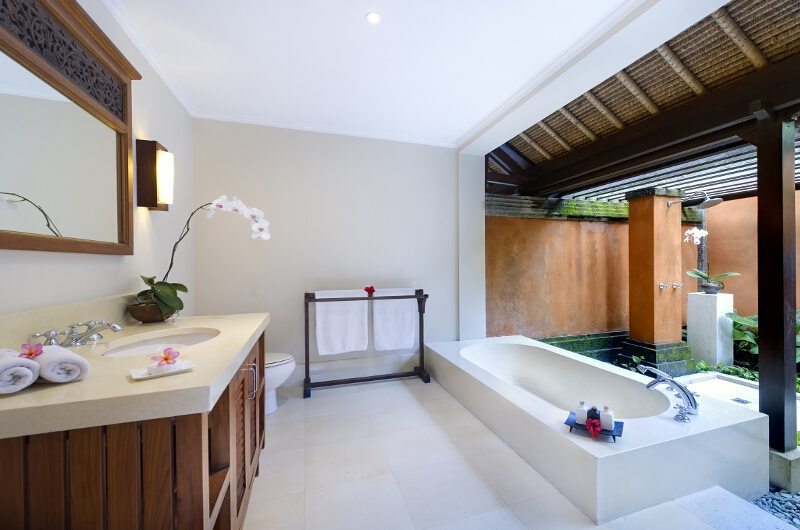 Impiana Cemagi Bathroom with Bathtub, Seseh | 6 Bedroom Villas Bali