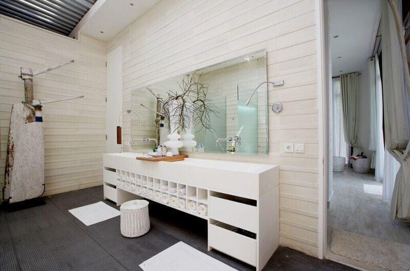 Pure Villa Bali Bathroom with Mirror, Canggu | 6 Bedroom Villas Bali