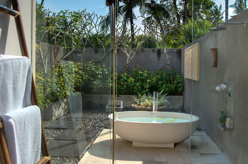 Seseh Beach Villas Open Plan Bathtub, Seseh | 6 Bedroom Villas Bali