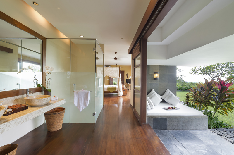The Longhouse Bedroom and En-Suite Bathroom, Jimbaran | 6 Bedroom Villas Bali