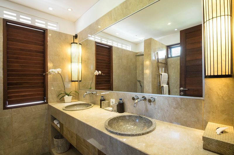 Villa Abakoi Bathroom with Mirror, Seminyak | 6 Bedroom Villas Bali