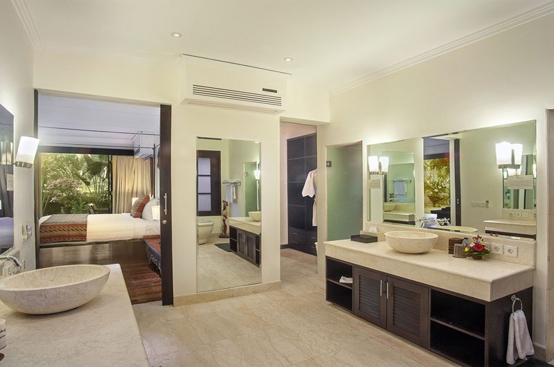 Villa Avalon Bali Bathroom with Mirror, Canggu | 6 Bedroom Villas Bali