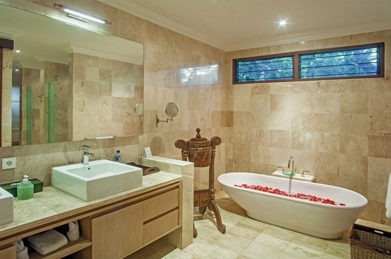 Villa Avalon Bali Bathroom with Bathtub, Canggu | 6 Bedroom Villas Bali