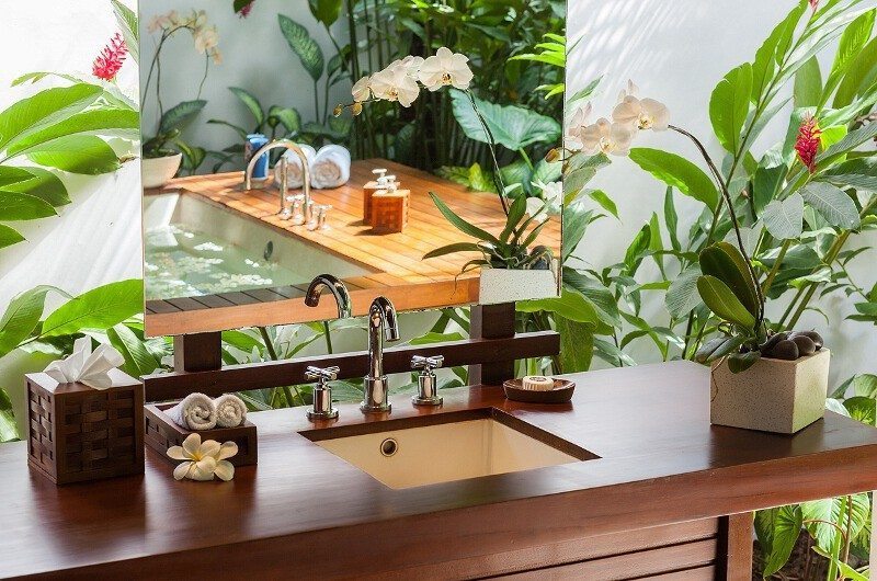 Villa Beji Bathroom with Mirror, Canggu | 6 Bedroom Villas Bali