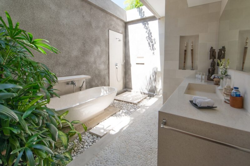 Villa Chocolat Bathroom with Bathtub, Seminyak | 6 Bedroom Villas Bali