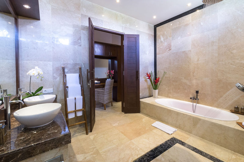 Villa Luwih His and Hers Bathroom with Bathtub, Canggu | 6 Bedroom Villas Bali