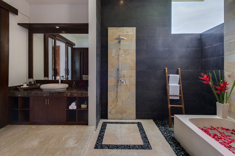Villa Luwih Bathroom with Bathtub, Canggu | 6 Bedroom Villas Bali