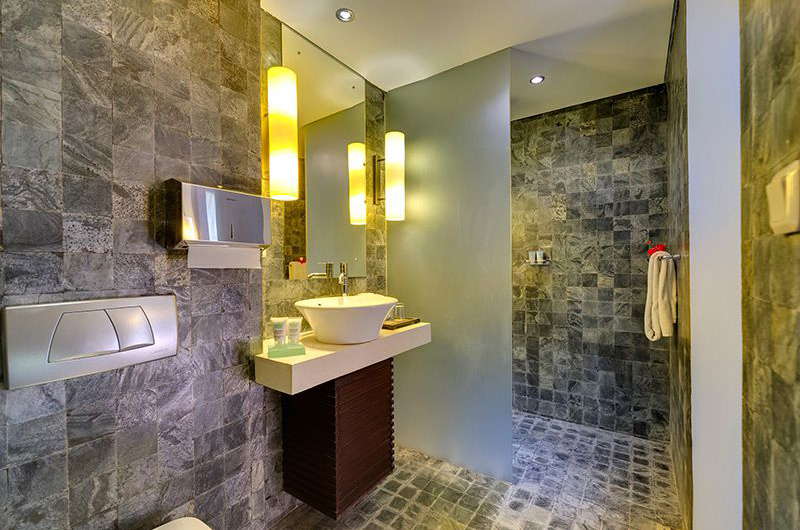 Villa Mandalay Bathroom with Shower, Seseh | 6 Bedroom Villas Bali