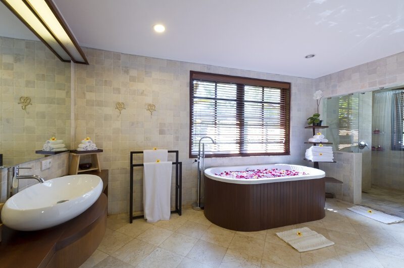 Villa San Bathroom with Bathtub, Ubud | 6 Bedroom Villas Bali