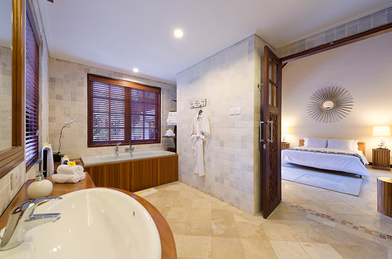 Villa San Bedroom and En-Suite Bathroom, Ubud | 6 Bedroom Villas Bali