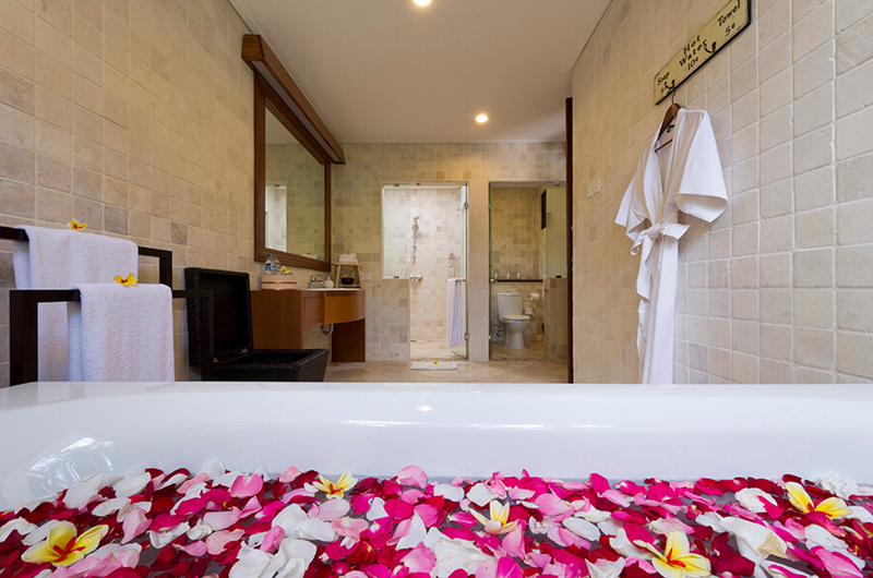 Villa San En-Suite Bathroom with Bathtub, Ubud | 6 Bedroom Villas Bali