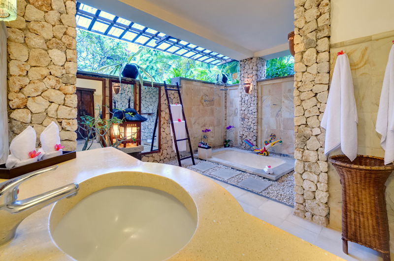 Villa Sungai Tinggi En-Suite Bathroom with Bathtub, Pererenan | 6 Bedroom Villas Bali
