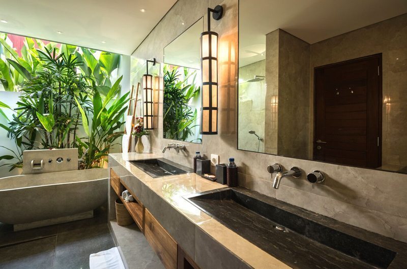 Villa Tangram Bathroom with Bathtub, Seminyak | 6 Bedroom Villas Bali