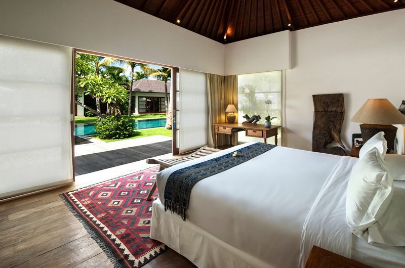 Villa Tiga Puluh Bedroom with Table Lamps, Seminyak | 6 Bedroom Villas Bali