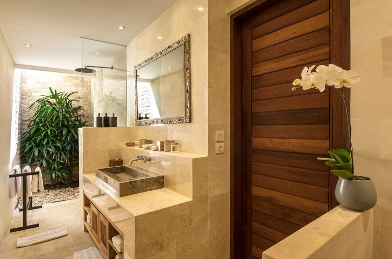 Villa Tiga Puluh Bathroom with Mirror, Seminyak | 6 Bedroom Villas Bali