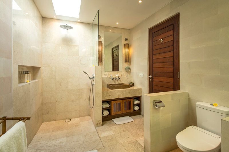 Villa Tiga Puluh Bathroom with Shower, Seminyak | 6 Bedroom Villas Bali