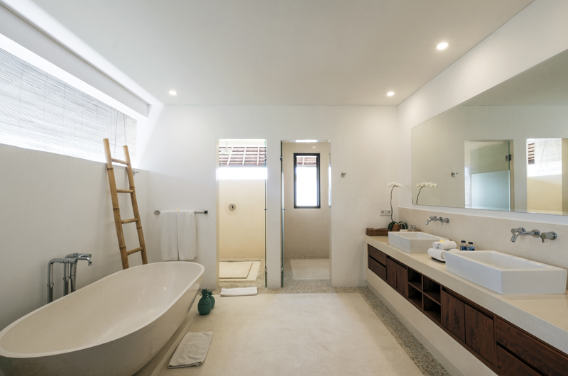 Villa Tjitrap Bathroom with Bathtub, Seminyak | 6 Bedroom Villas Bali