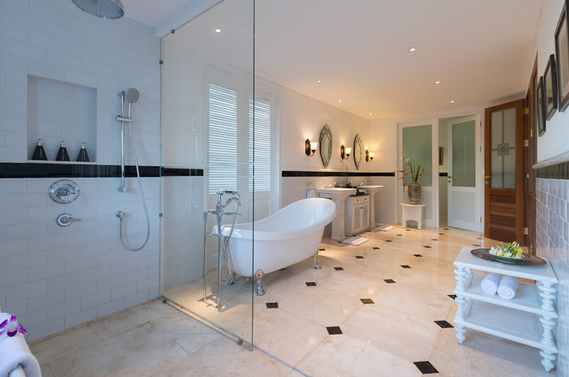 Windu Villas En-Suite Bathroom with Bathtub, Petitenget | 6 Bedroom Villas Bali